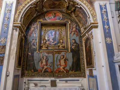 Santi raffigurati anche sulle porte lignee dell�altare delle reliquie, posto sul lato sinistro, realizzato nel 1656 da Nicola Gliri